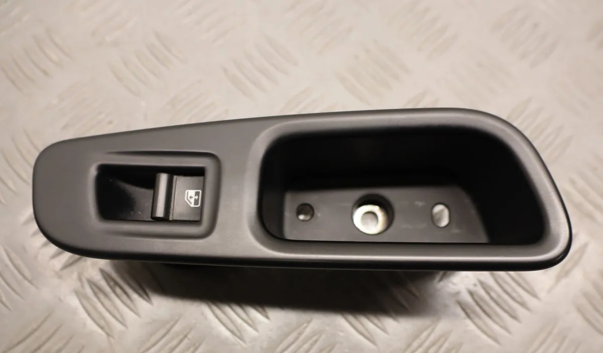 Commande leve-glace porte arrière droite Jeep RENEGADE SUV (BU, B1, BV) 2.0 crd 4x4 (2014) occasion