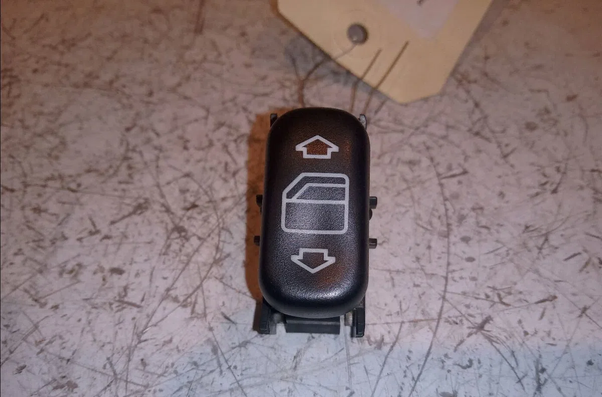 Commande leve-glace porte arrière droite Mercedes-benz CLASSE E (W210) E 220 cdi (210.006) (1998-1999) occasion