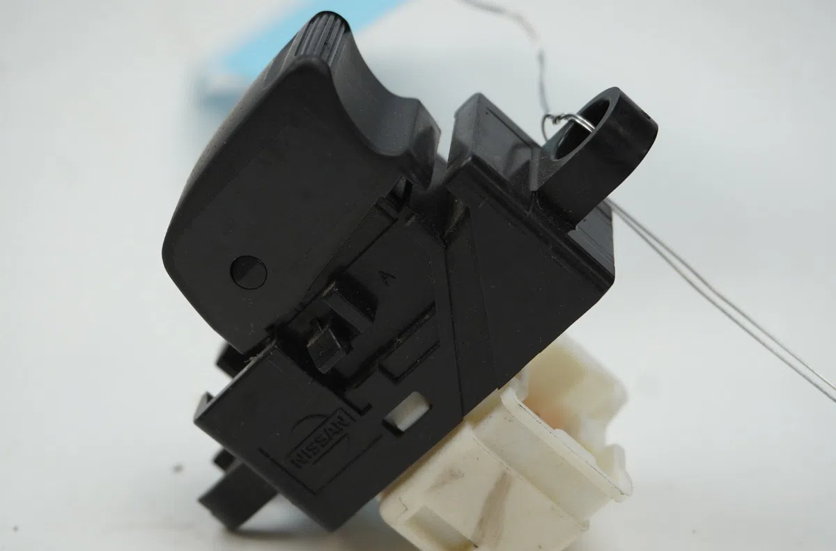 Commande leve-glace porte arrière droite Nissan ALMERA II Hatchback (N16) 1.8 (2000-2002) occasion — photo 2