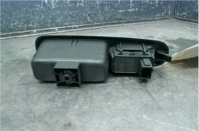 Commande leve-glace porte arrière droite Peugeot 3008 Monospace (0U_) 1.6 hdi (2009-2016) 5 portes occasion — photo 2