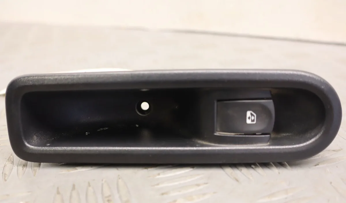 Commande leve-glace porte arrière droite Renault CLIO III (BR0-1, CR0-1) 1.5 dci (br0h, cr0h, cr1s, br1s) (2005-2014) 3 portes occasion