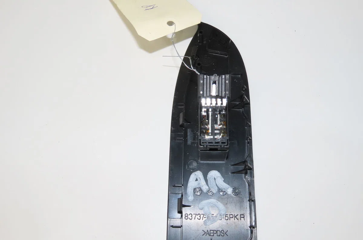 Commande leve-glace porte arrière droite Suzuki GRAND VITARA II (JT, TE, TD) 1.9 ddis traction intégrale (jt419, td44, jb419wd,... (2005-2015) occasion — photo 2