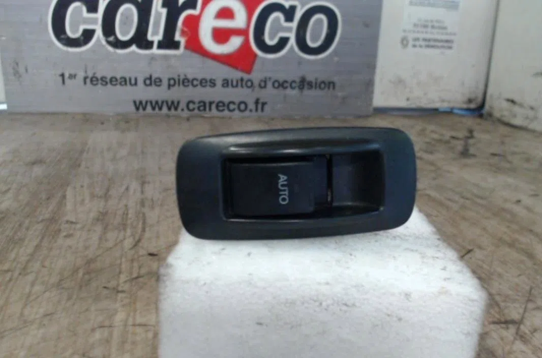 Commande leve-glace porte arrière droite Toyota COROLLA (_E12_) 1.4 d (nde120_) (2004-2007) 5 portes occasion