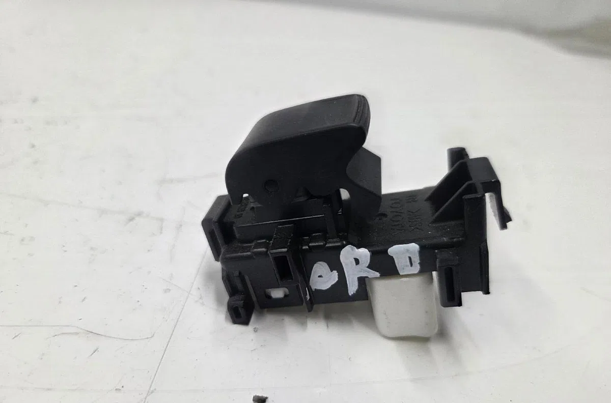 Commande leve-glace porte arrière droite TOYOTA YARIS 3 PHASE 2 occasion — photo 4
