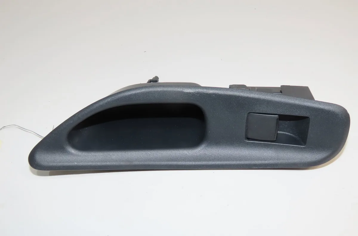 Commande leve-glace porte arrière droite Toyota YARIS (_P21_, _PA1_, _PH1_) 1.5 hybrid (mxph10, mxph11) (2020) 5 portes occasion