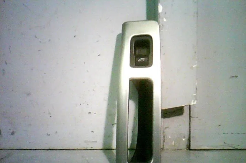 Commande leve-glace porte arrière droite Volvo S40 II (544) 1.6 d (2005-2012) occasion — photo 2