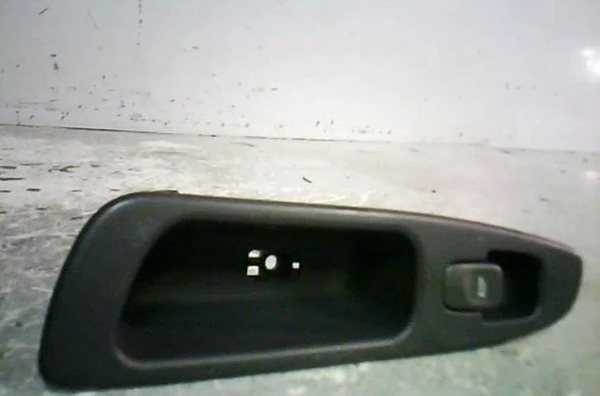Commande leve-glace porte arrière droite Volvo V40 Break (645) 1.9 di (2000-2004) occasion — photo 2