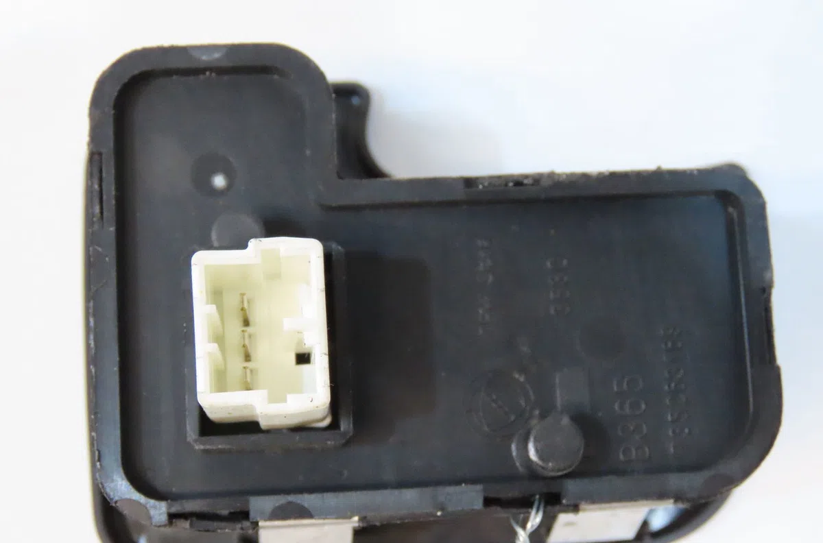 Commande leve-glace porte arrière gauche Alfa romeo 147 (937_) 1.9 jtdm 8v (937.axd1a, 937.axu1a, 937.bxu1a) (2005-2010) occasion — photo 2