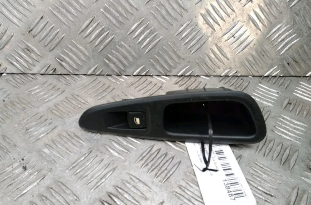 Commande leve-glace porte arrière gauche Dacia SANDERO II 1.5 blue dci 95 (b8jl) (2018) occasion — photo 3