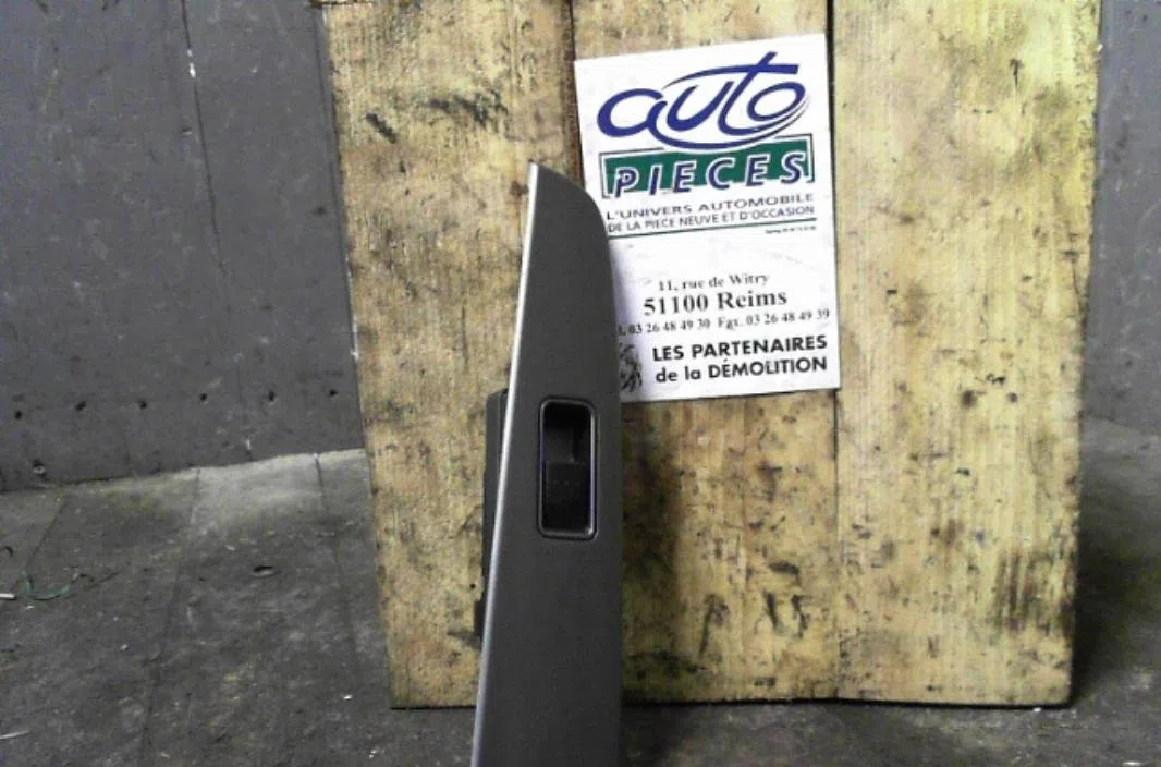 Commande leve-glace porte arrière gauche MAZDA 3 1  3 1 PHASE 2 occasion — photo 2