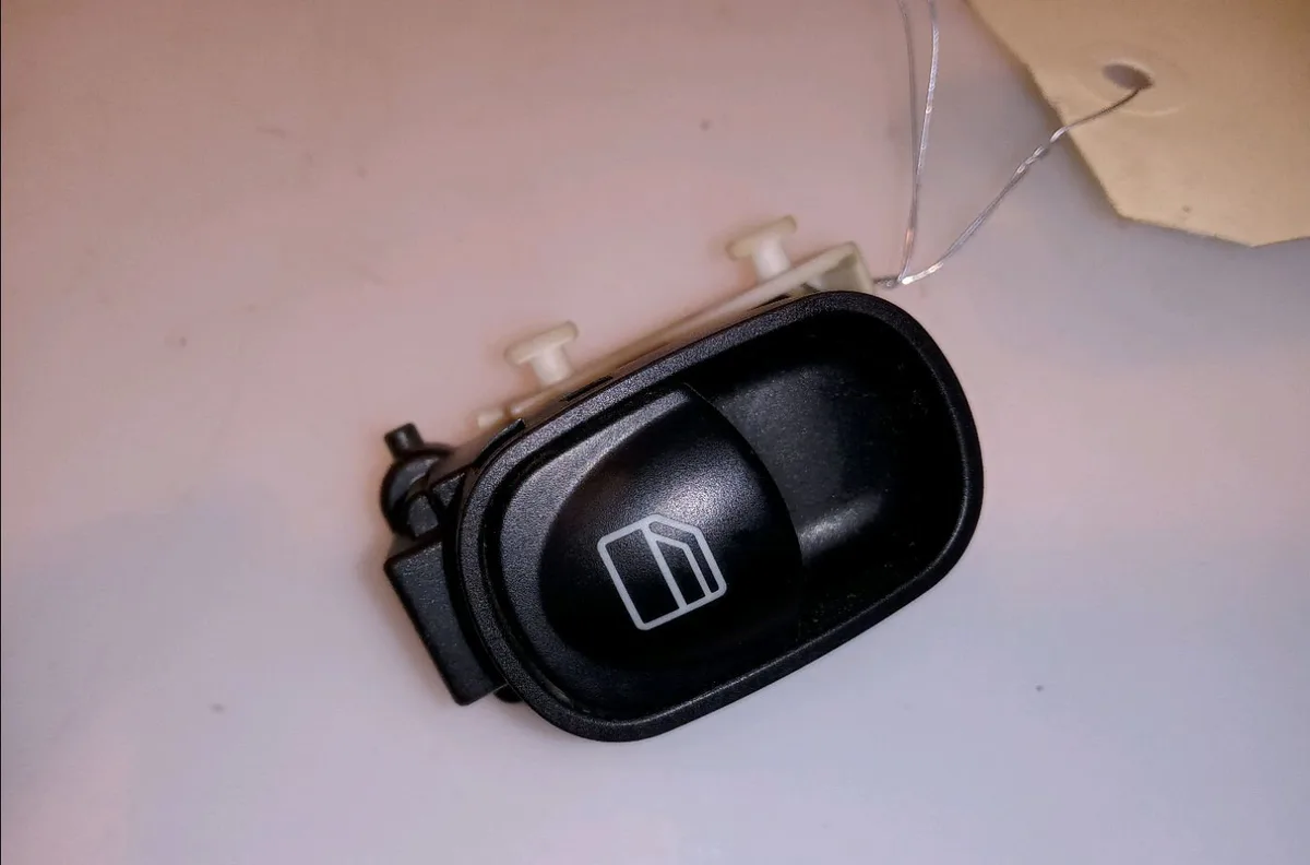 Commande leve-glace porte arrière gauche Mercedes-benz CLASSE C (W203) C 200 kompressor (203.045) (2000-2002) occasion