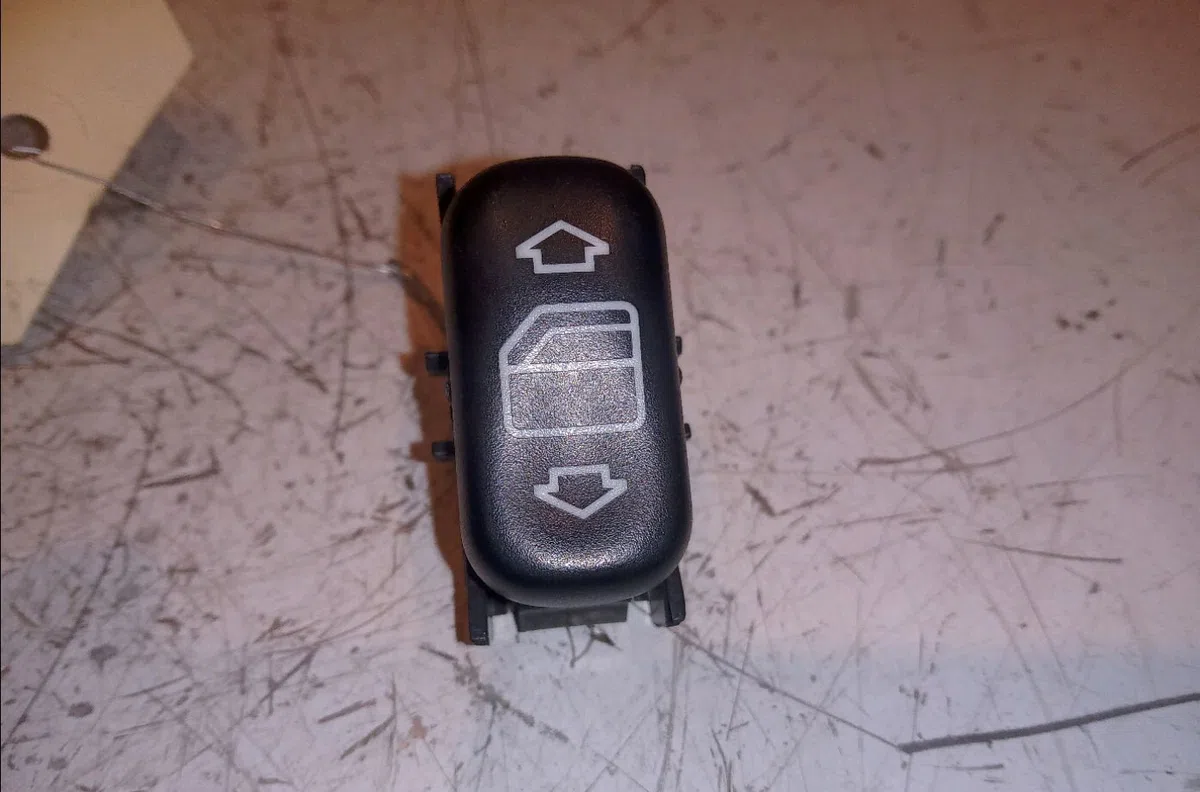 Commande leve-glace porte arrière gauche Mercedes-benz CLASSE E (W210) E 220 cdi (210.006) (1998-1999) occasion