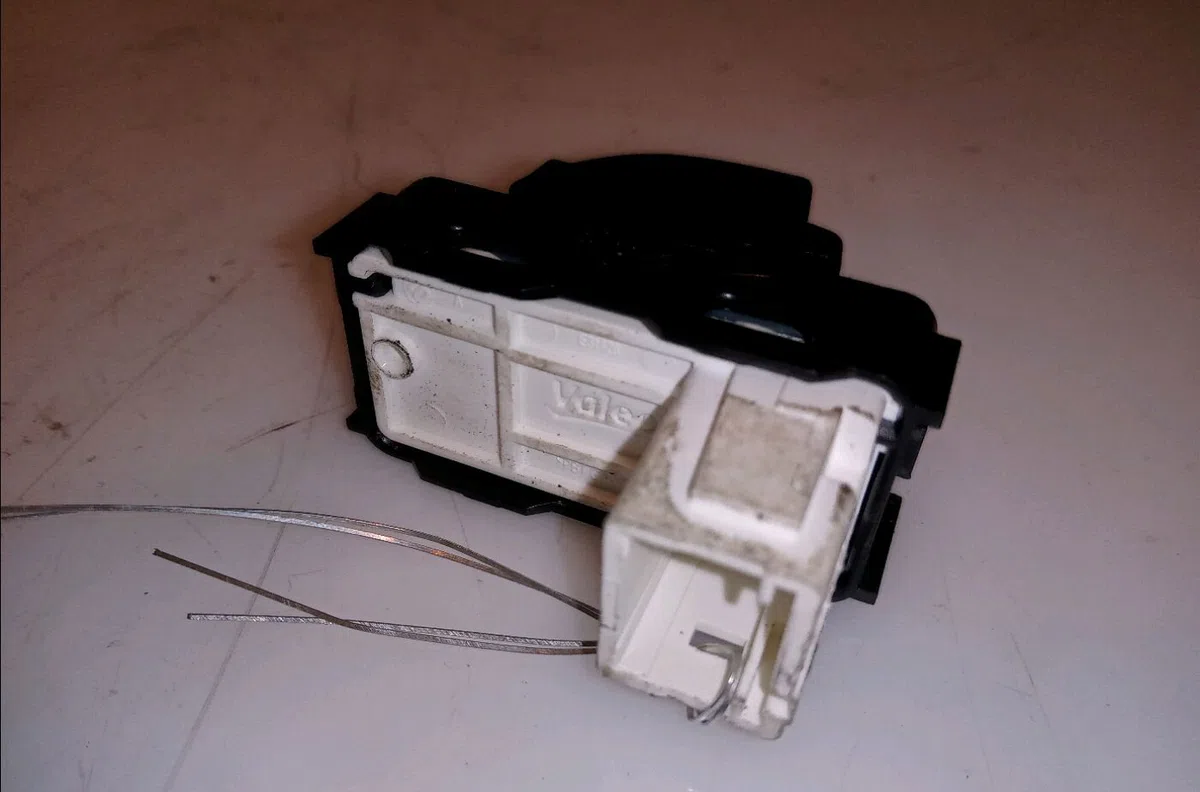 Commande leve-glace porte arrière gauche Peugeot 2008 I (CU_) 1.6 bluehdi 120 (2014) 5 portes occasion — photo 2