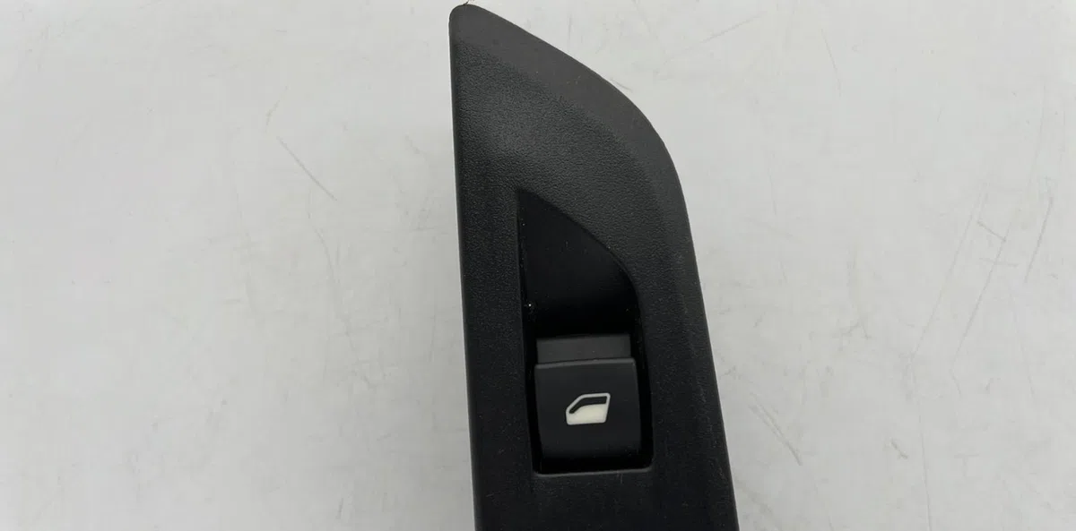Commande leve-glace porte arrière gauche PEUGEOT 208 2 occasion — photo 3