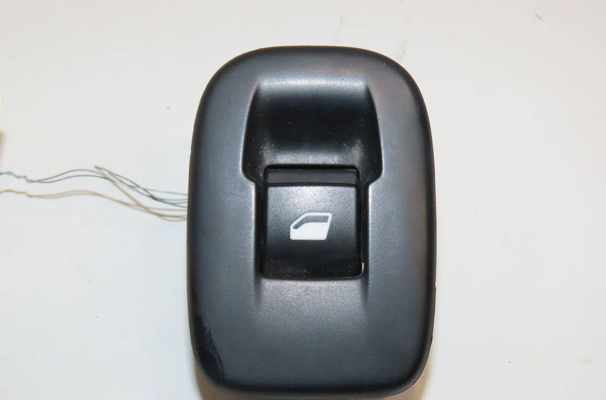Commande leve-glace porte arrière gauche Peugeot 208 I (CA_, CC_) 1.6 bluehdi 100 (2015) 5 portes occasion