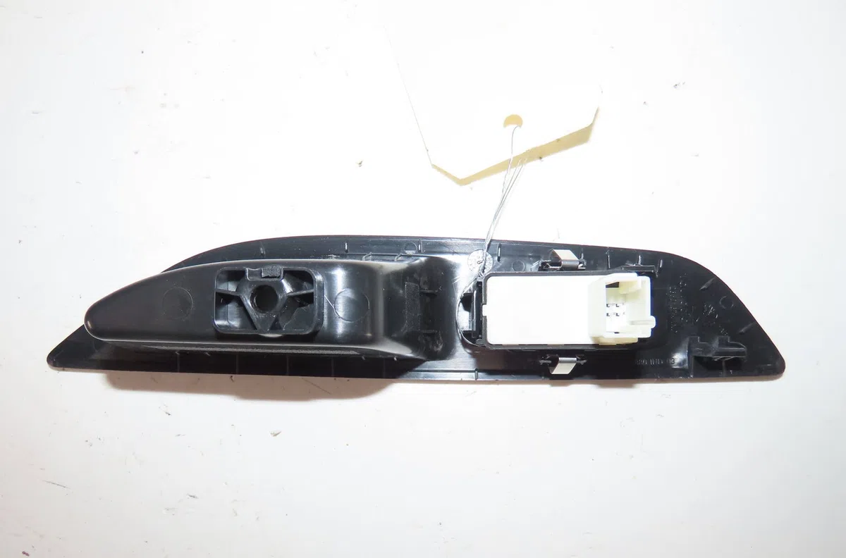 Commande leve-glace porte arrière gauche Peugeot 208 II (UB_, UP_, UW_, UJ_) 1.2 puretech 100 (2019) 5 portes occasion — photo 2
