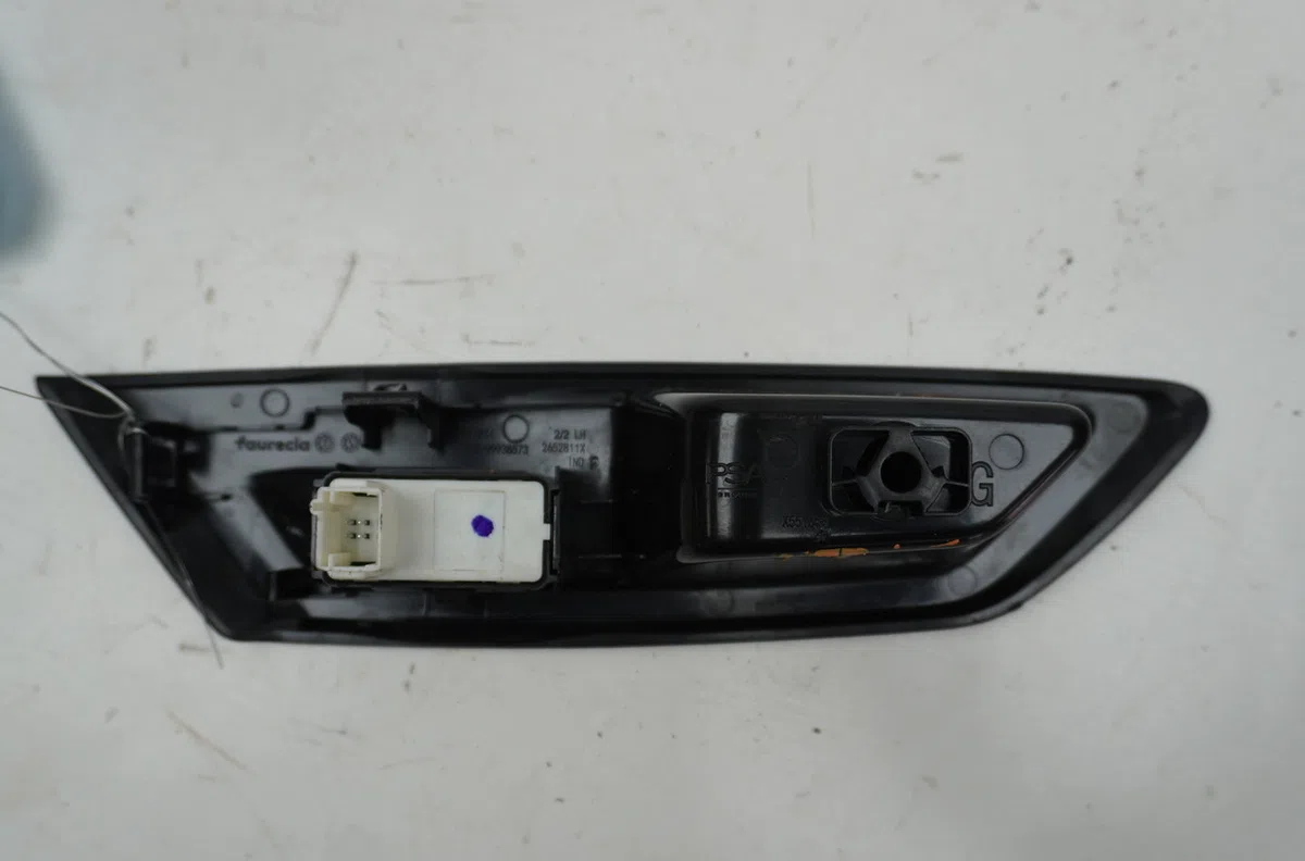 Commande leve-glace porte arrière gauche Peugeot 308 SW III (FC_, FJ_, FR_, F4_) Puretech 136 (frhpyc) (2023) occasion