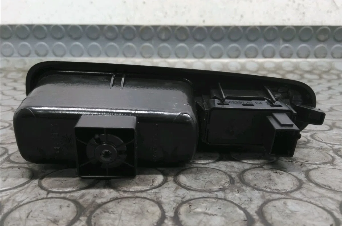 Commande leve-glace porte arrière gauche Peugeot 5008 (0U_, 0E_) 1.6 bluehdi 120 (2014-2017) 5 portes occasion — photo 2