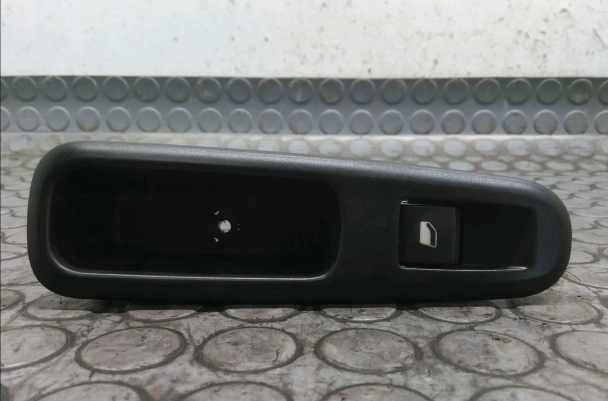 Commande leve-glace porte arrière gauche Peugeot 5008 (0U_, 0E_) 1.6 bluehdi 120 (2014-2017) 5 portes occasion — photo 4