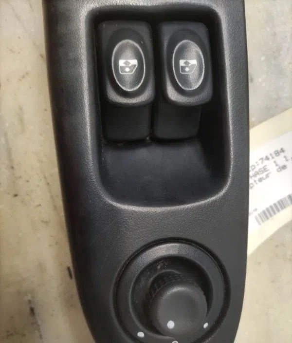 Commande leve-glace porte arrière gauche RENAULT CLIO 2 PHASE 1 occasion — photo 2