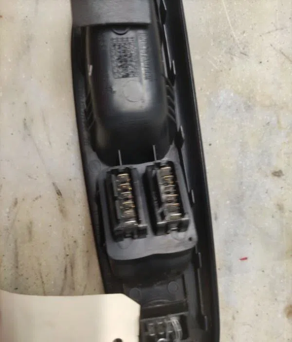 Commande leve-glace porte arrière gauche RENAULT CLIO 2 PHASE 1 occasion — photo 3