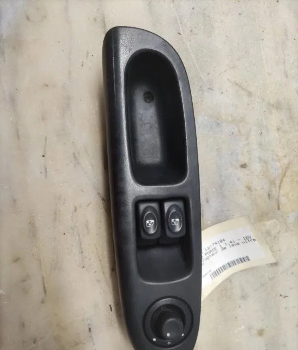 Commande leve-glace porte arrière gauche RENAULT CLIO 2 PHASE 1 occasion — photo 4