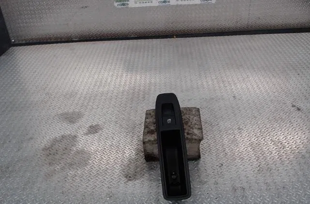 Commande leve-glace porte arrière gauche RENAULT CLIO 5  CLIO 5 occasion — photo 2