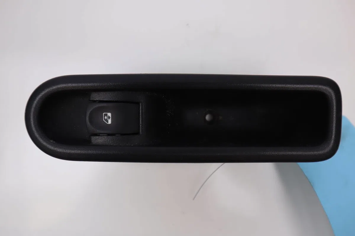 Commande leve-glace porte arrière gauche Renault CLIO III Grandtour (KR0-1_) 1.5 dci (kr0f) (2007-2012) 5 portes occasion