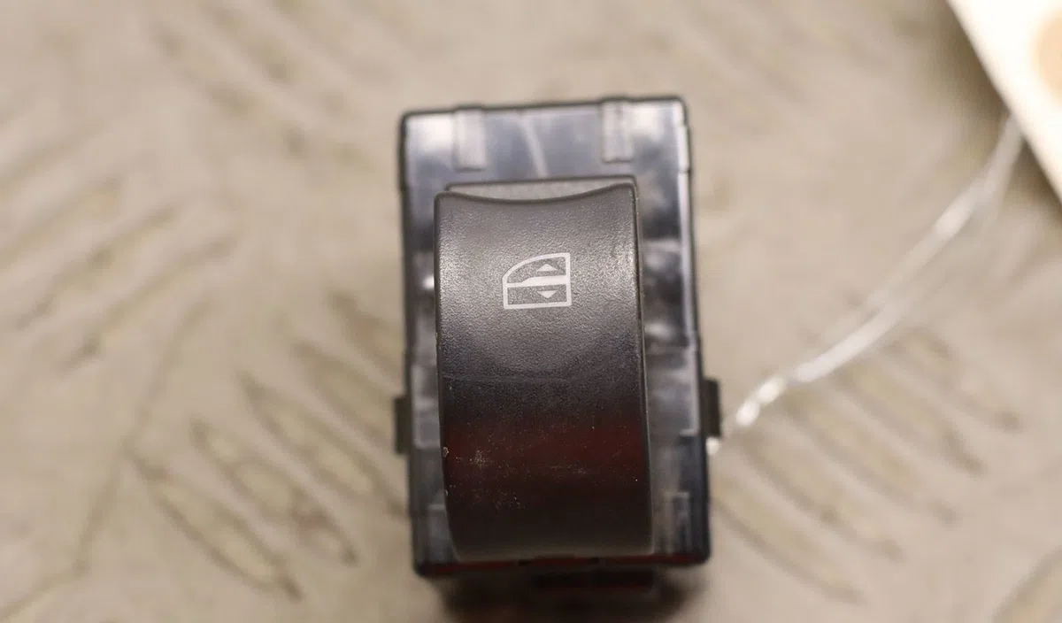 Commande leve-glace porte arrière gauche Renault KOLEOS I (HY_) 2.0 dci 4x4 (hy0k) (2008) occasion — photo 4