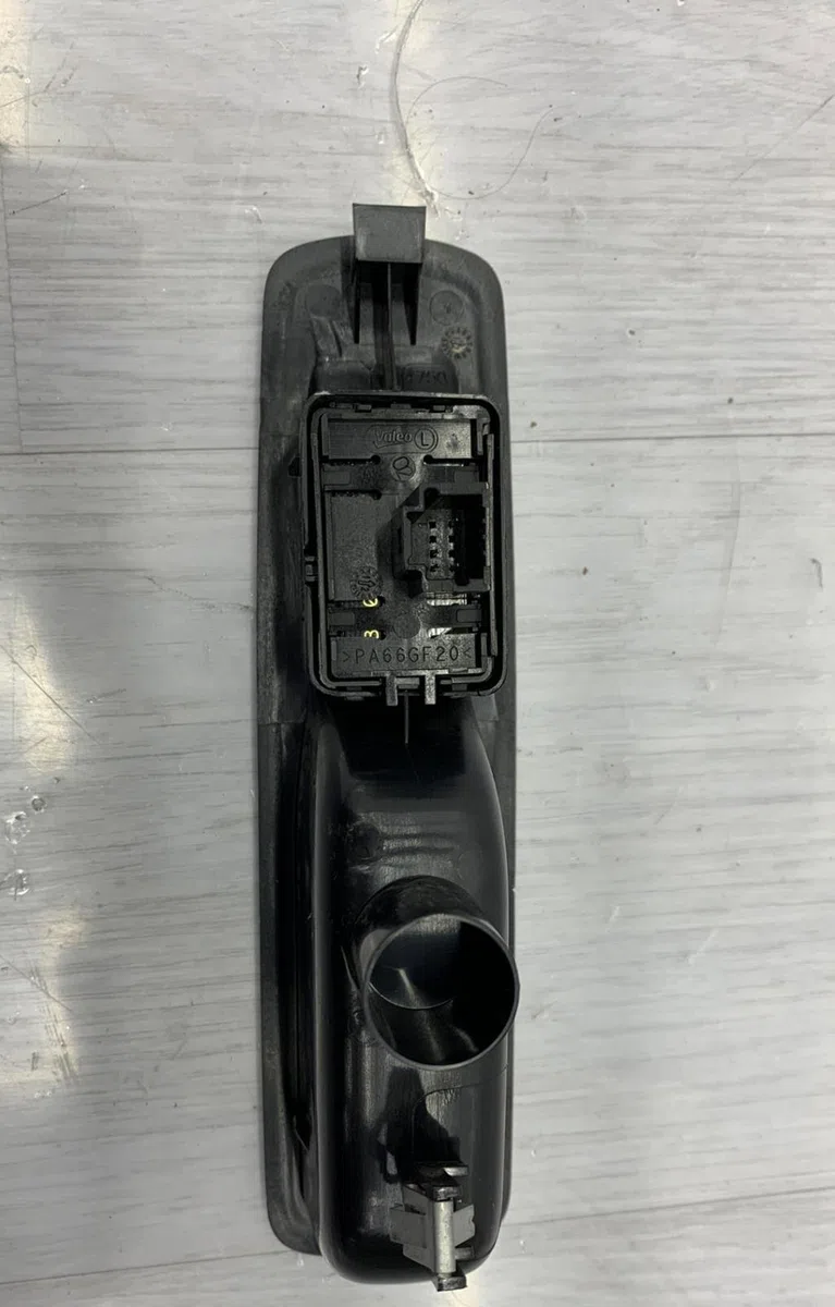 Commande leve-glace porte arrière gauche RENAULT MEGANE 3 PHASE 2 occasion — photo 2