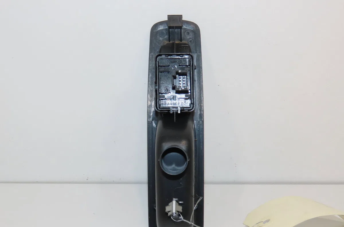 Commande leve-glace porte arrière gauche Renault MEGANE III 3-5 portes (BZ0-1_, B3_) 1.9 dci (bz0n, bz0j) (2008) occasio