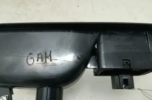 Commande leve-glace porte arrière gauche Renault MEGANE III Grandtour (KZ0-1) 1.5 dci (kz09, kz0d, kz1g, kz29, kz14, kz1w, kz10, kz1f,... (2009) 5 portes occasion — photo 2