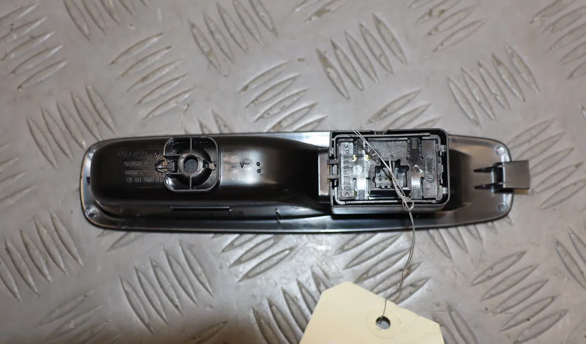 Commande leve-glace porte arrière gauche Renault MEGANE IV 3-5 portes (B9A-M-N_) 1.2 tce 100 (b9ms) (2015) occasion — photo 2