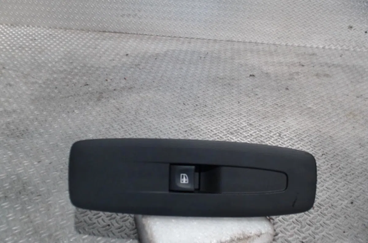 Commande leve-glace porte arrière gauche Renault MEGANE IV 3-5 portes (B9A-M-N_) 1.5 dci 110 (b9a3) (2015) occasion
