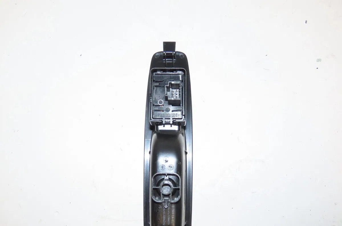 Commande leve-glace porte arrière gauche Renault MEGANE IV Estate (K9A-M-N_) 1.5 dci 110 (2016) occasion — photo 2