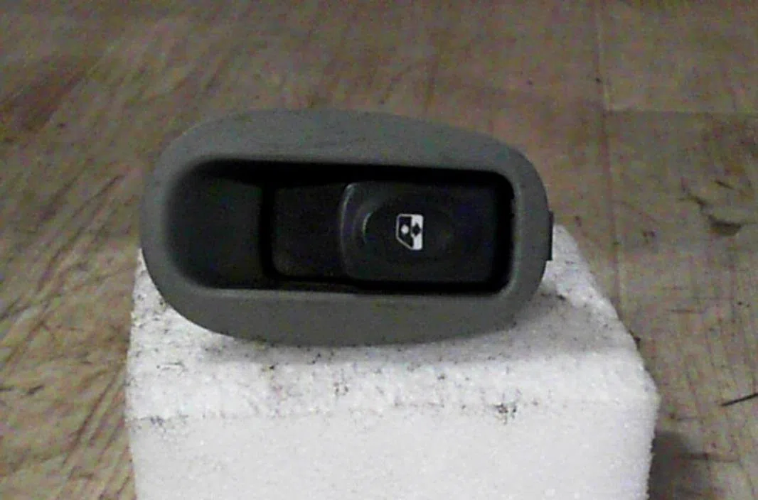 Commande leve-glace porte arrière gauche Renault SCÉNIC I Monospace (JA0-1_, FA0_) 1.9 dci (ja05, ja1f) (1999-2003) 5 portes occasion — photo 2