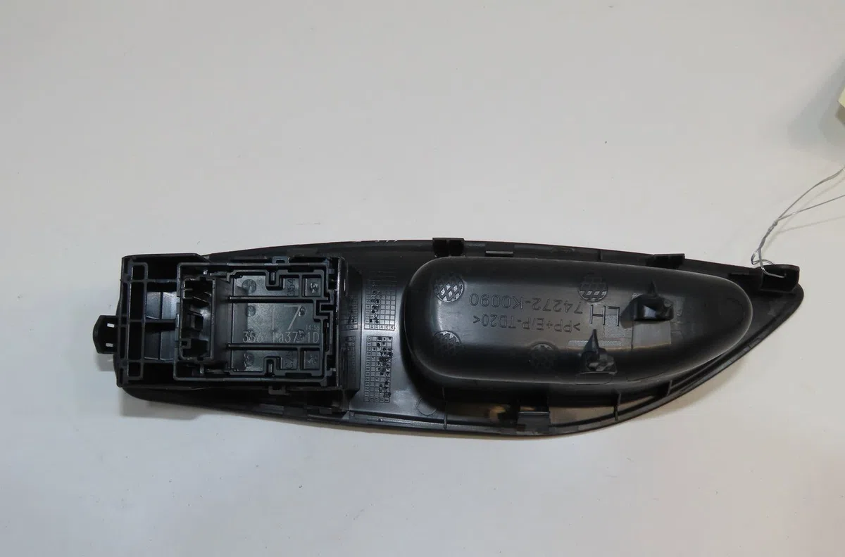 Commande leve-glace porte arrière gauche Toyota YARIS (_P21_, _PA1_, _PH1_) 1.5 hybrid (mxph10, mxph11) (2020) 5 portes 