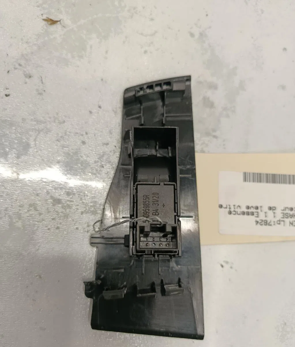 Commande leve-glace porte arrière gauche VOLKSWAGEN POLO 6 PHASE 1 occasion — photo 2