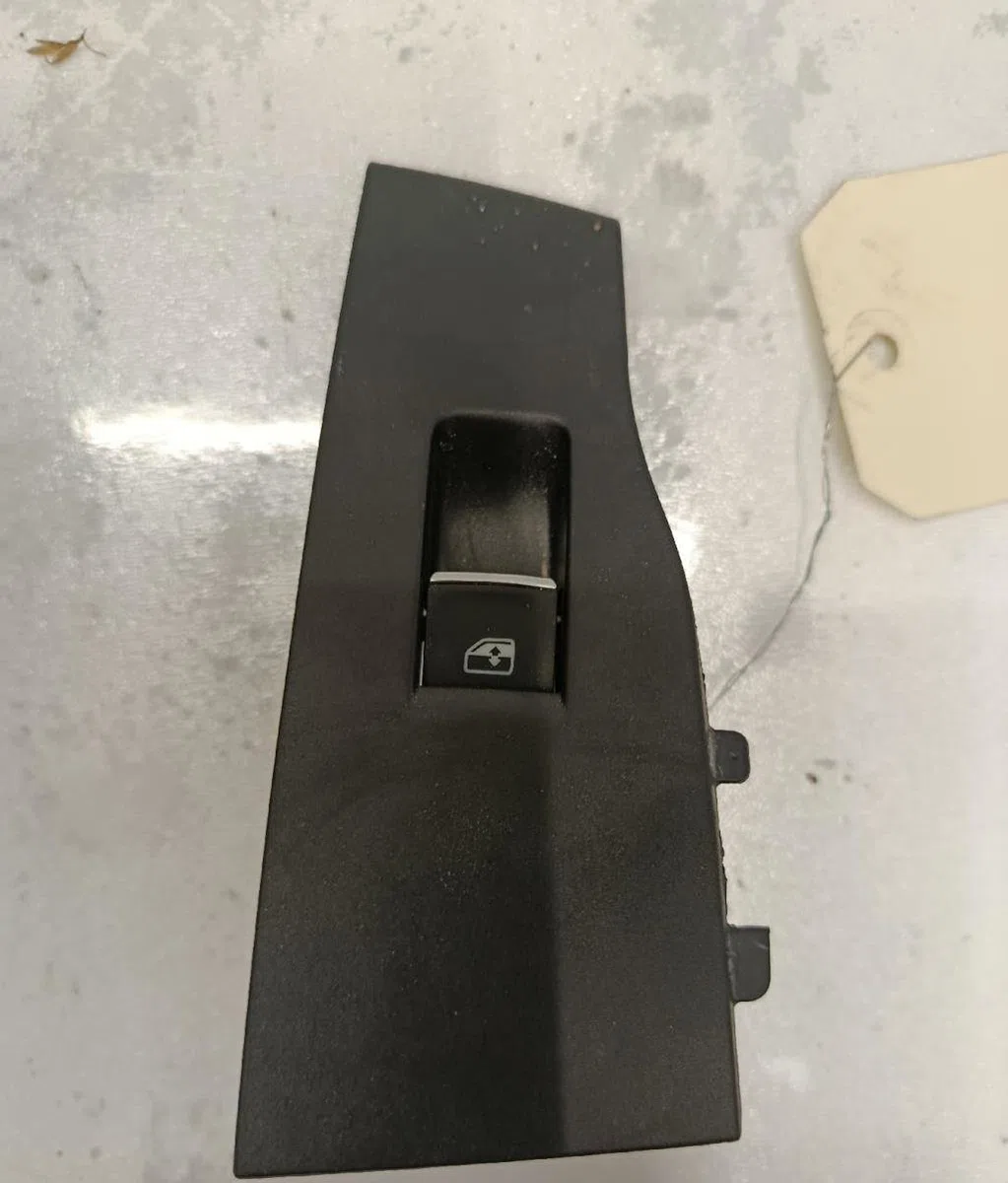 Commande leve-glace porte arrière gauche VOLKSWAGEN POLO 6 PHASE 1 occasion — photo 3