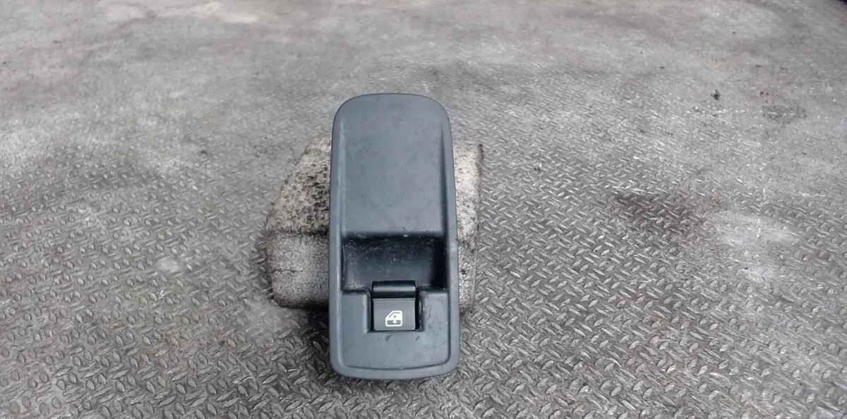 Commande lève-glace porte avant droite Alfa romeo MITO (955_) 1.6 jtdm (955axe1b) (2008-2015) occasion — photo 2