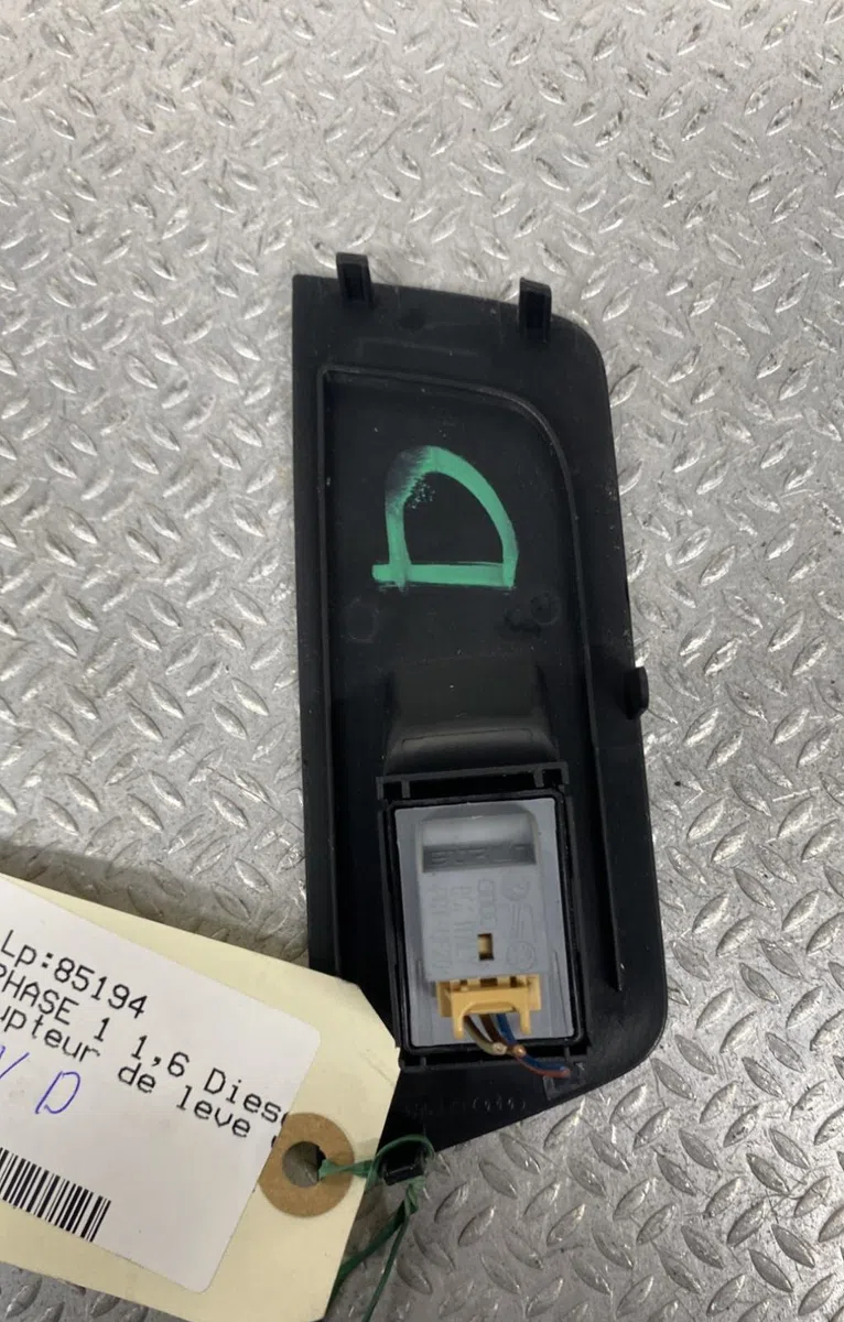 Commande lève-glace porte avant droite Audi A1 (8X1, 8XK) 1.6 tdi (2011-2015) 3 portes occasion