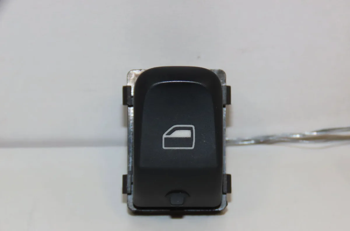 Commande lève-glace porte avant droite Audi A1 Sportback (8XA, 8XF) 1.2 tfsi (2012-2015) occasion