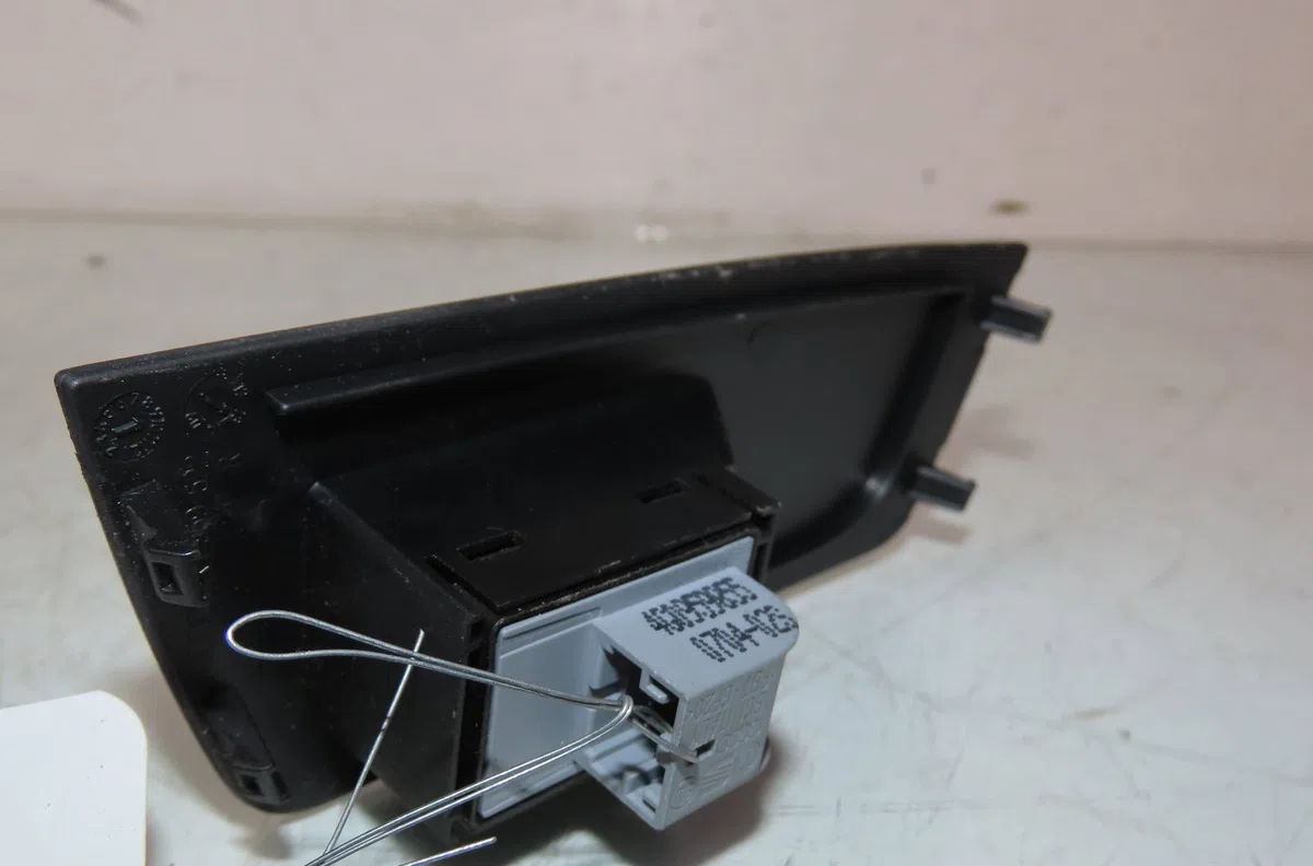 Commande lève-glace porte avant droite Audi A1 Sportback (8XA, 8XF) 1.4 tfsi (2011-2015) occasion