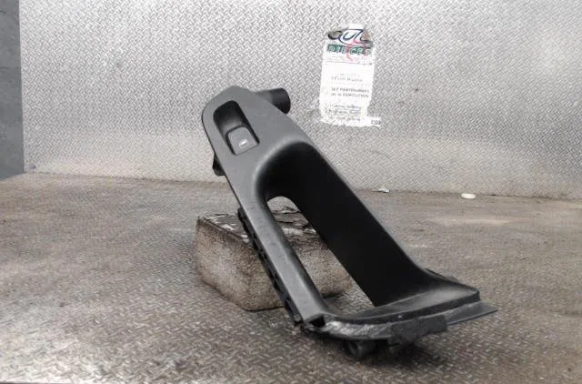 Commande lève-glace porte avant droite AUDI A4 3  A4 3 PHASE 1 occasion — photo 2