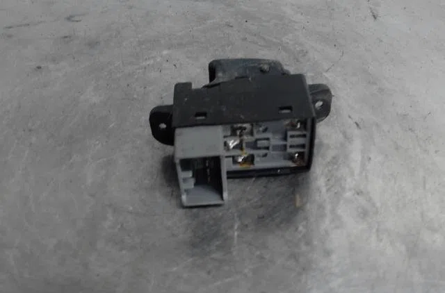 Commande lève-glace porte avant droite Chevrolet AVEO - KALOS 3-5 portes (T250, T255) 1.2 (2008) 5 portes occasion — photo 2