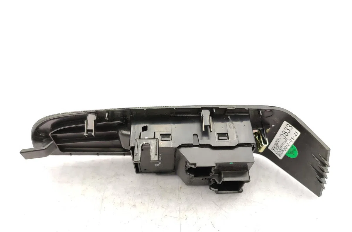 Commande lève-glace porte avant droite CHEVROLET MALIBU occasion — photo 2