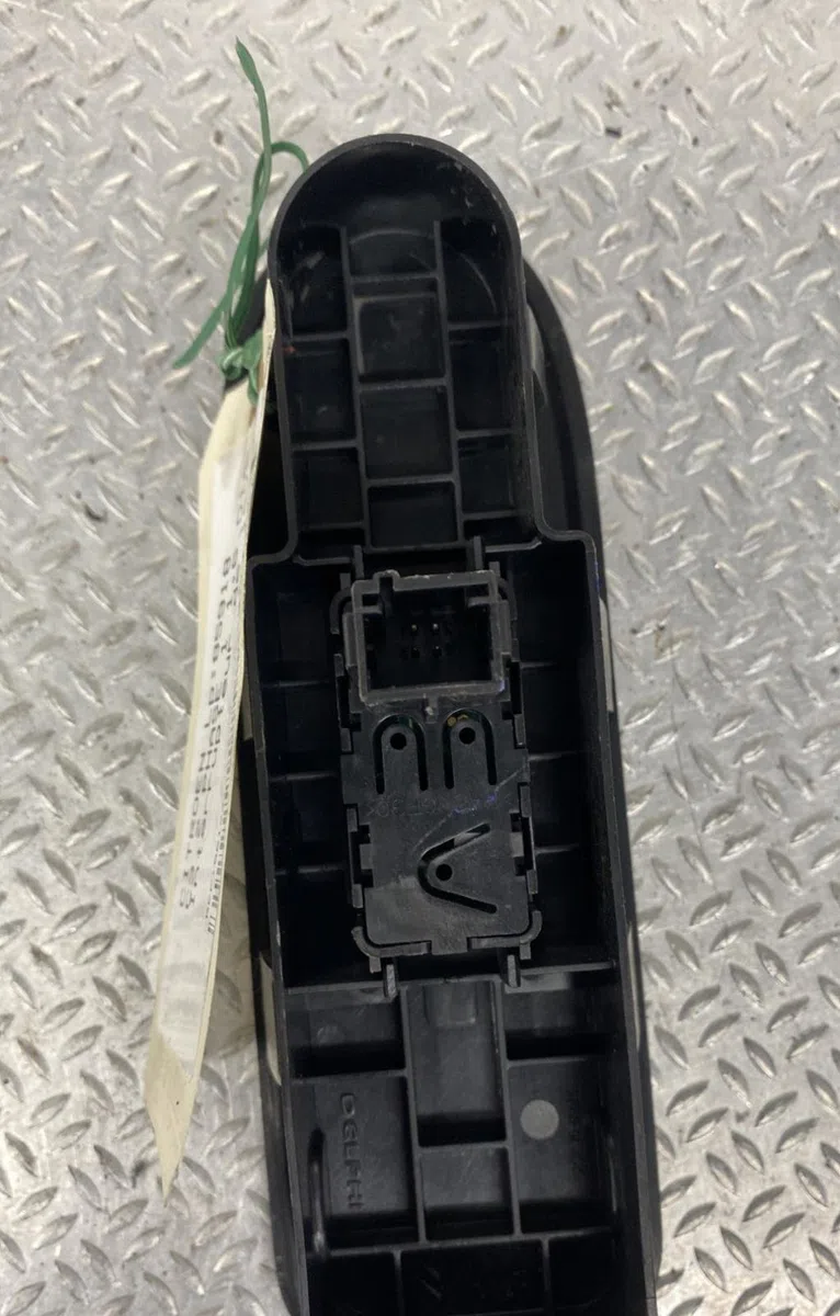 Commande lève-glace porte avant droite CITROEN C3 2 PHASE 1 occasion — photo 2