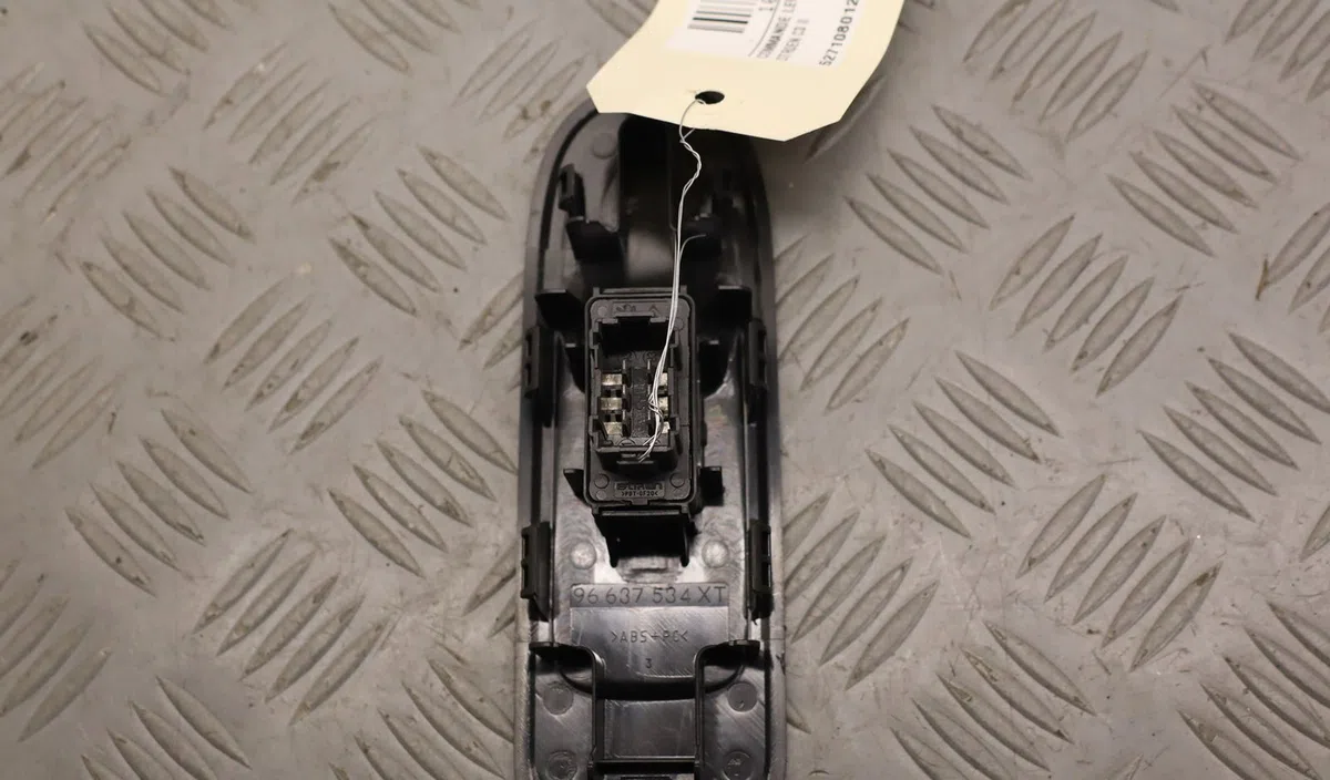 Commande lève-glace porte avant droite Citroen C3 II (SC_) 1.0 vti 68 (2012) 5 portes occasion — photo 2