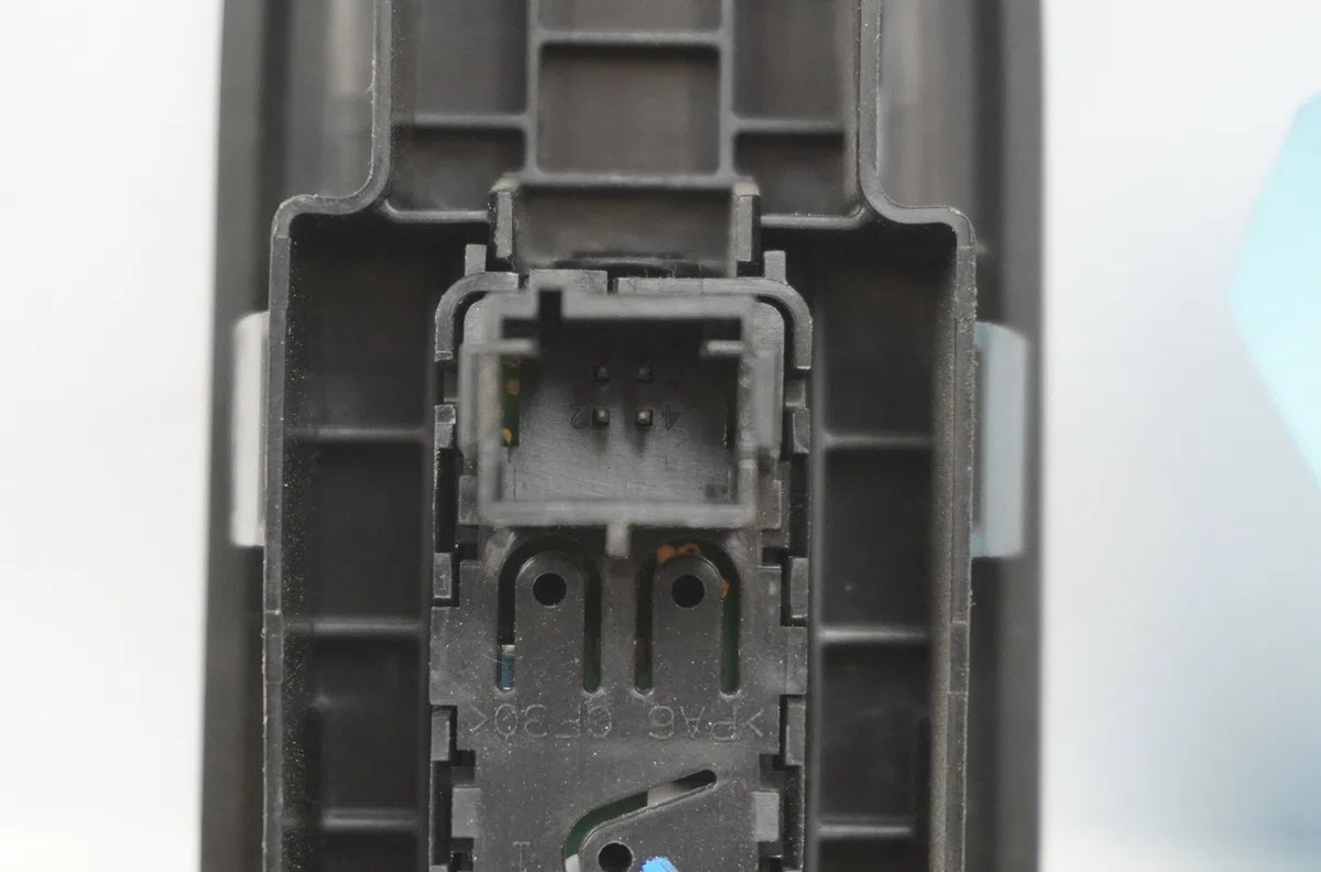 Commande lève-glace porte avant droite Citroen C3 II (SC_) 1.4 hdi 70 (sc8hzc, sc8hr0, sc8hp4) (2009) 5 portes occasion — photo 3