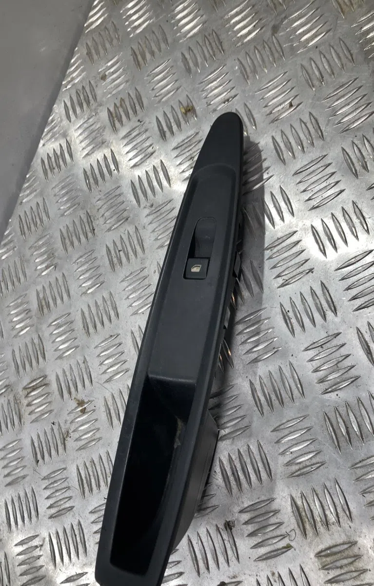 Commande lève-glace porte avant droite CITROEN C4 1 PHASE 1 occasion — photo 2